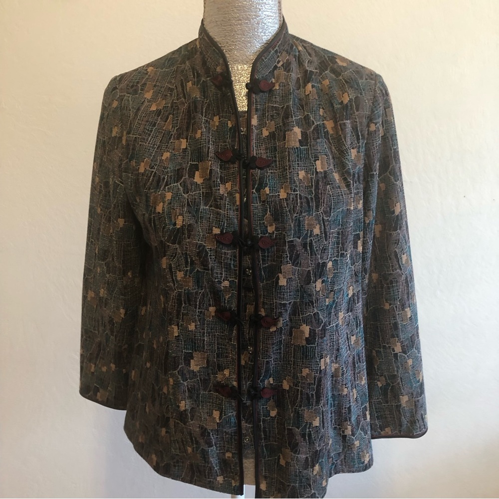 Pui  fung long sleeves bottoms in front nice design size11 blazer